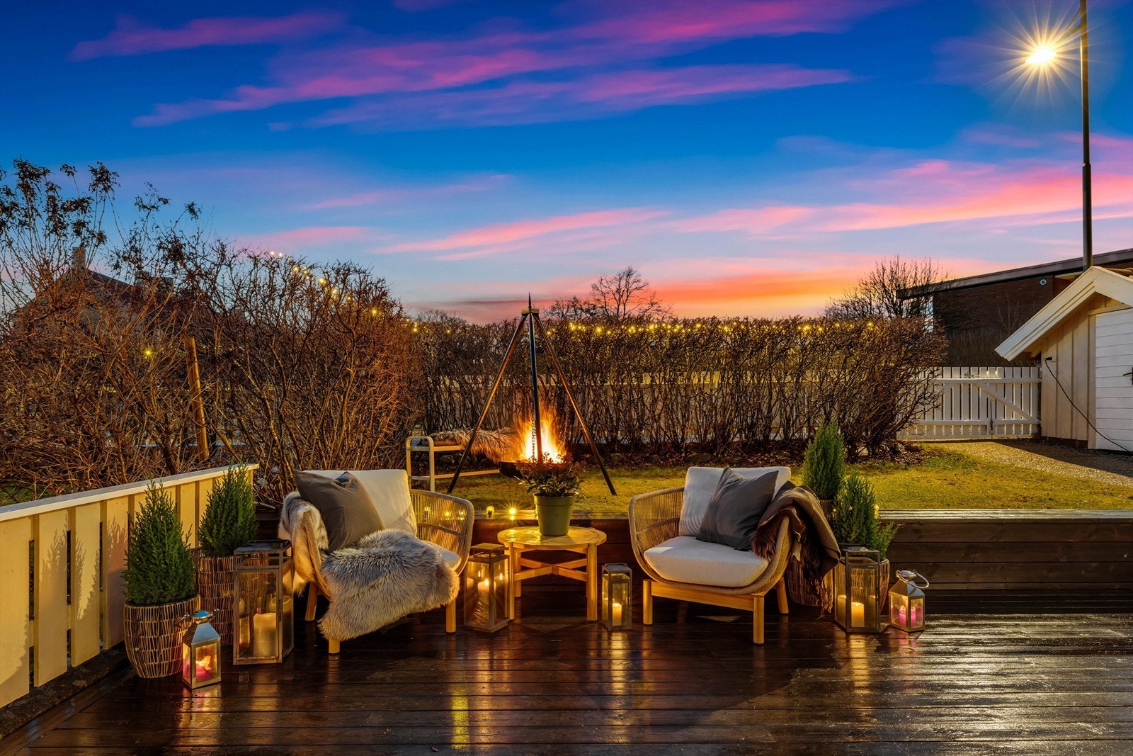 Ute venter en solrik hage i to nivåer, med fine uteplasser og gode solforhold - et herlig sted for lek, avslapning og hagekos Galleribilde