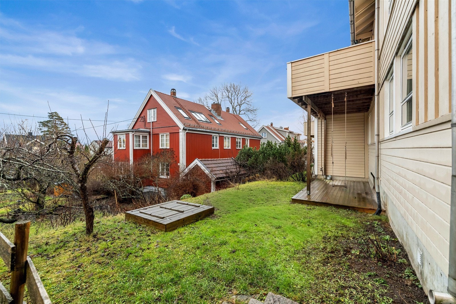 Flott uteplass med hage og terrasseplatting Galleribilde