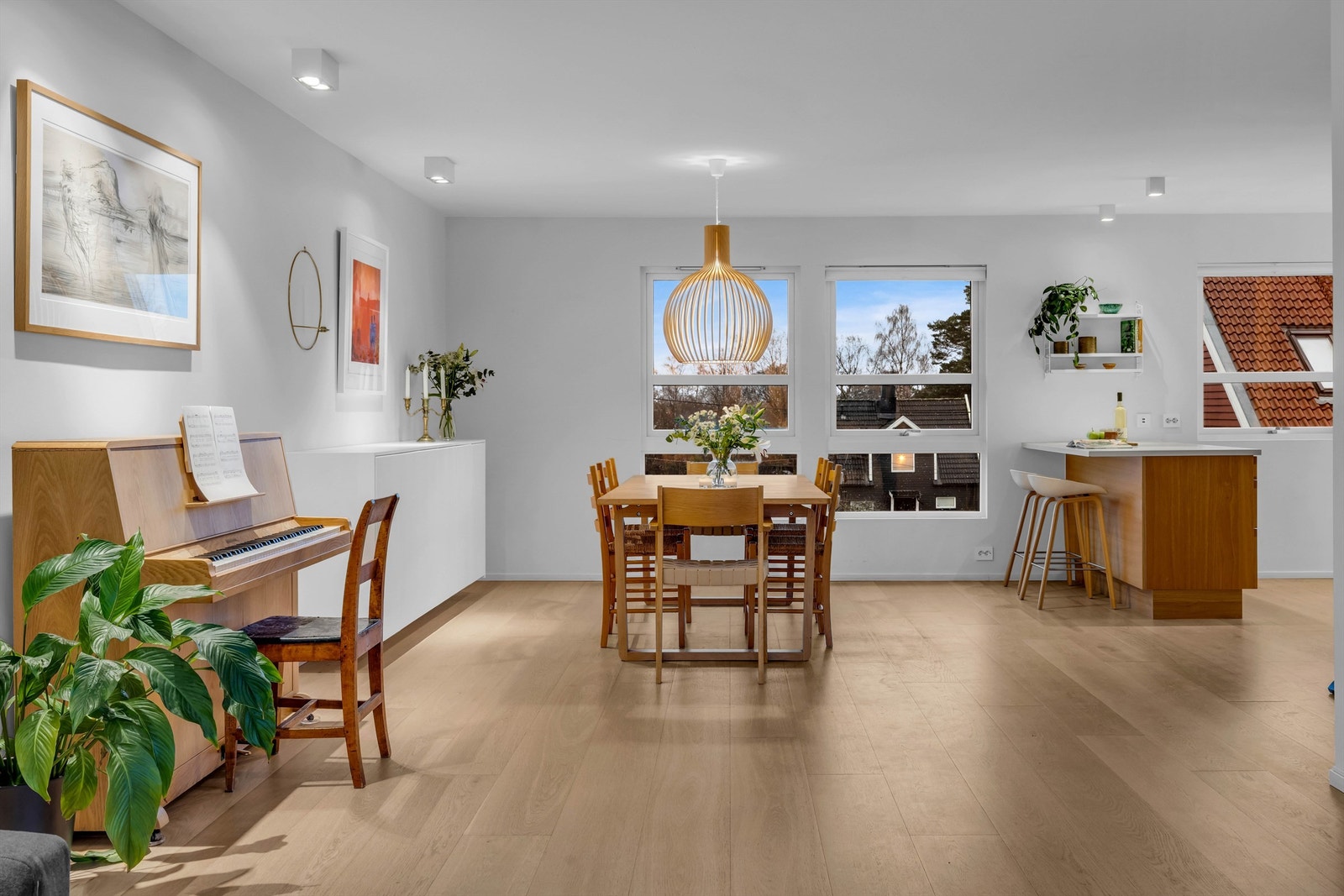 I spisestuen er det plass til stort spisebord og hvor hele familien og gjester kan samles til felles måltider og sosiale sammenkomster. Galleribilde