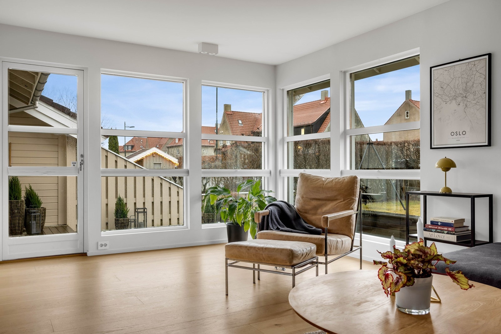 Fra stuen er det utgang til en stor terrasse og til hagen Galleribilde