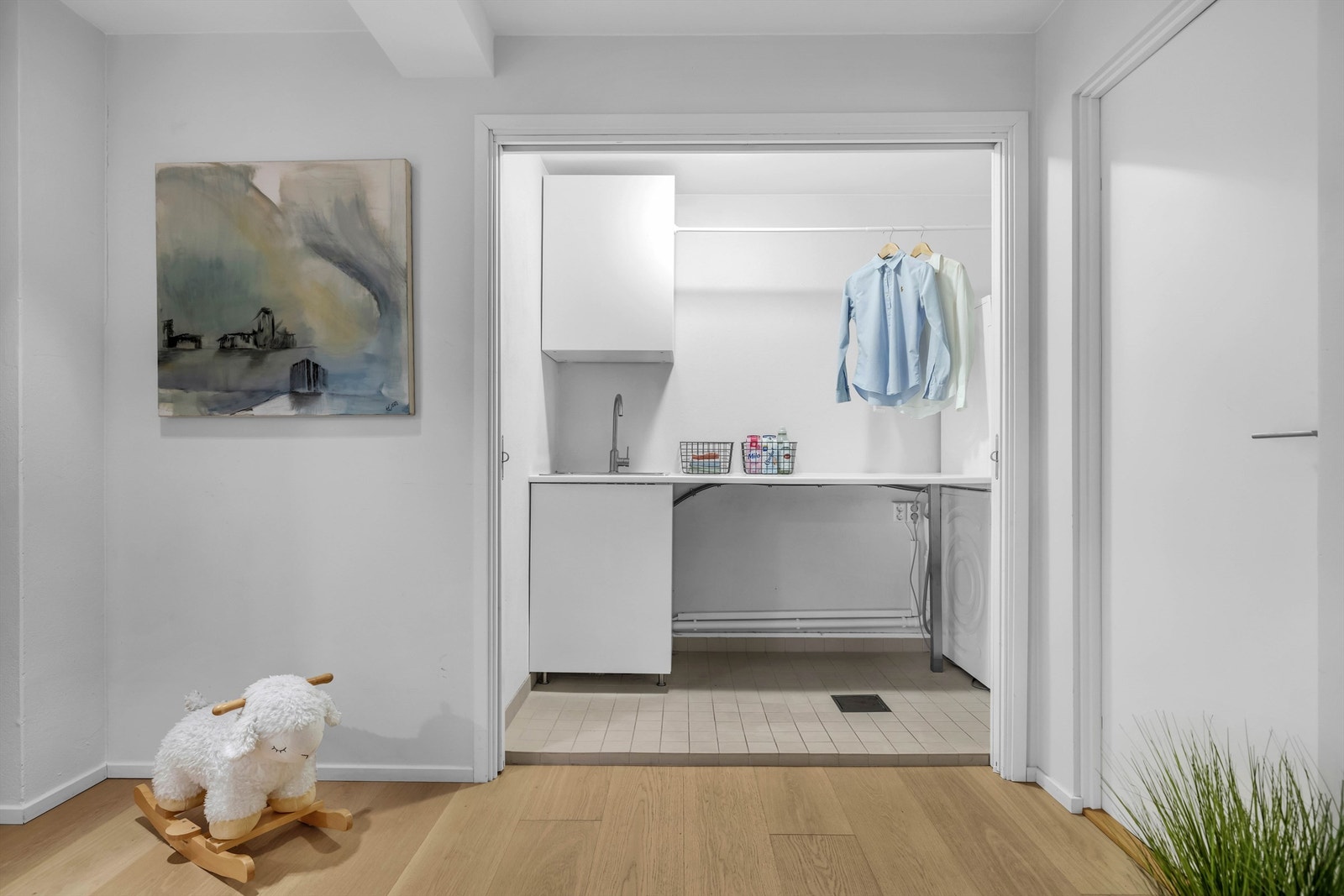 Effektiv og familievennlig planløsning med vaskerom lokalisert nær soverom. Rommet har innredning med nedfelt vask og opplegg for vaskemaskin Galleribilde