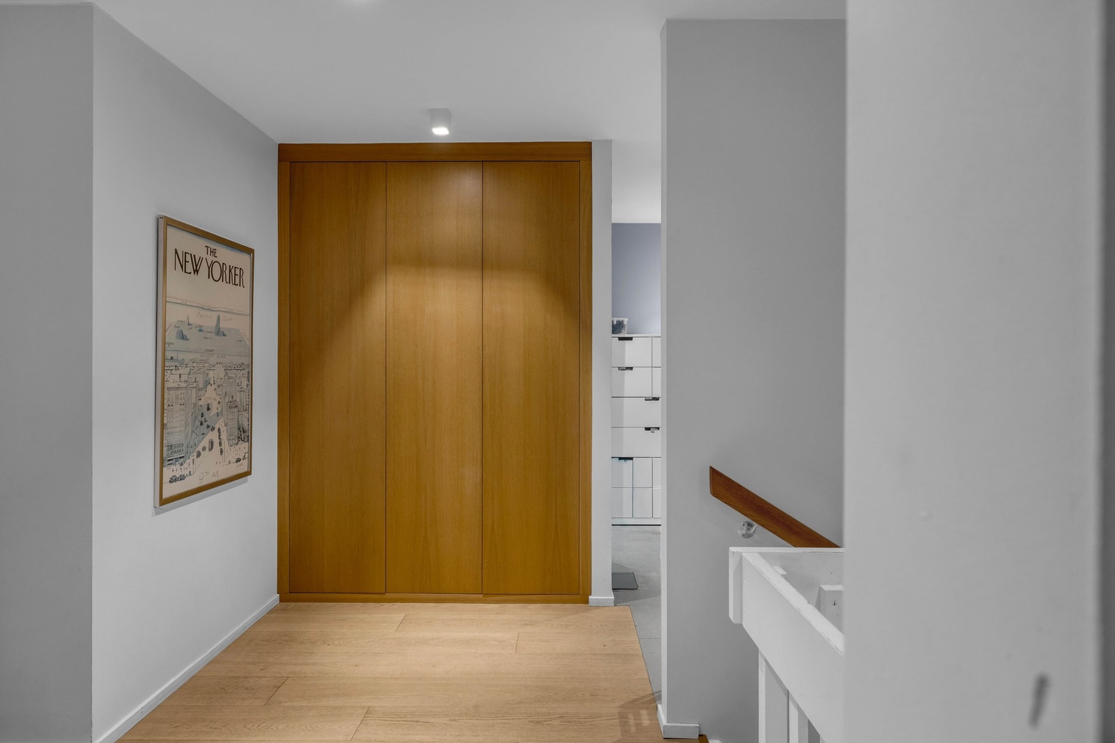 Praktisk garderobeløsning i tilknytning til entré og oppholdsrommene. Galleribilde