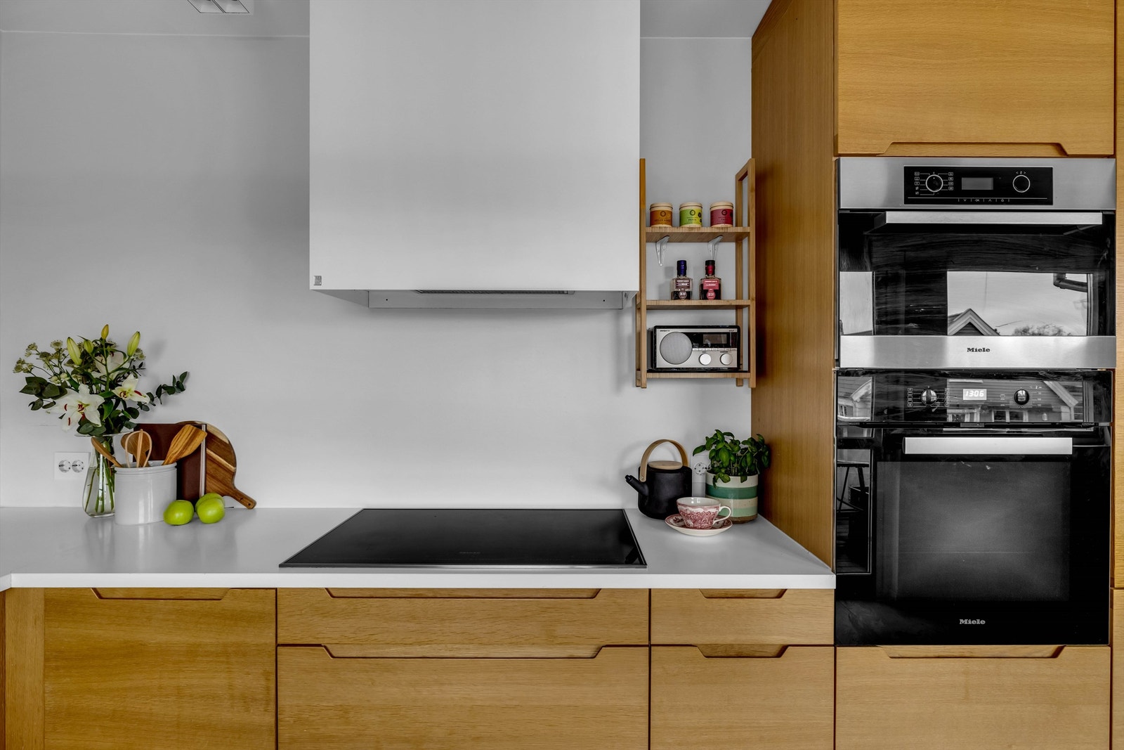 Det er kjøkkenventilator med avtrekk ut. Galleribilde