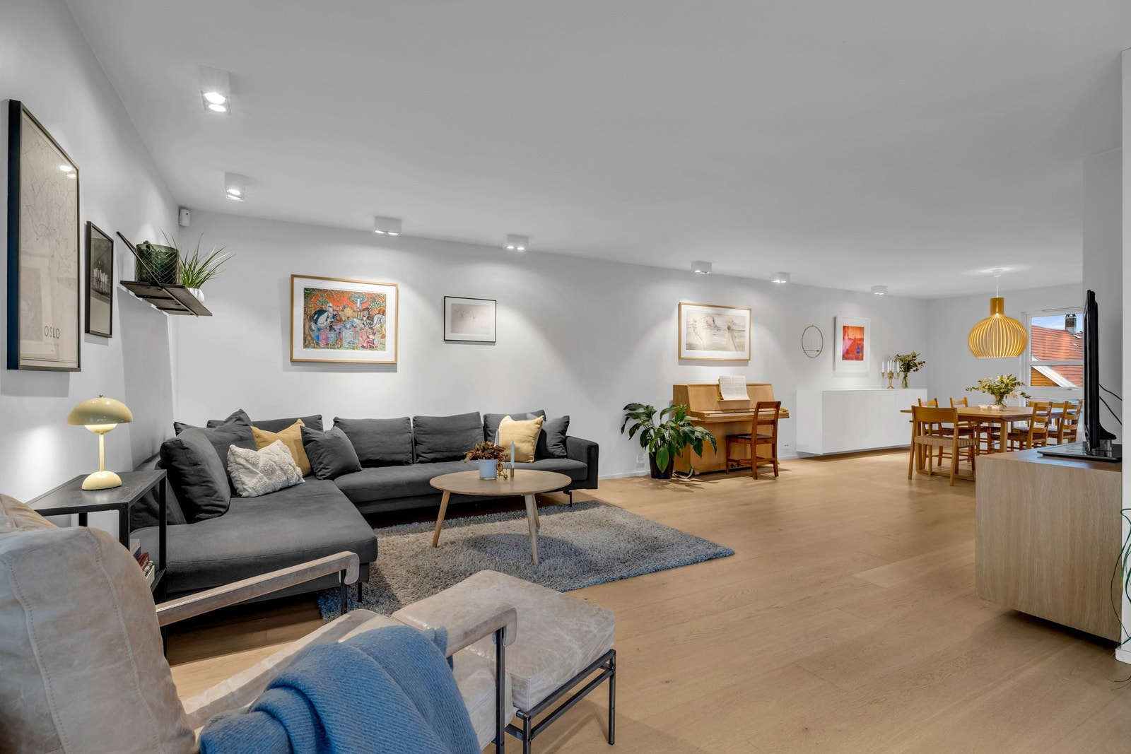 Belysningen er nøye planlagt av lysdesigner, og skaper en varm og stemningsfull ramme som fremhever rommets kvaliteter. Galleribilde