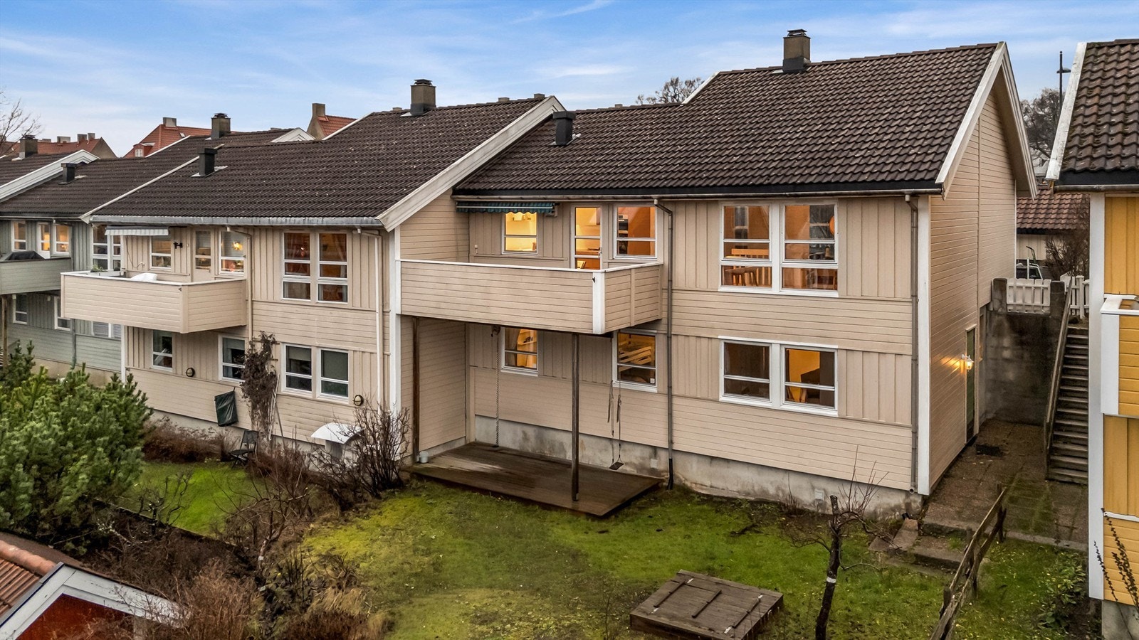 Familievennlig og innholdsrik enebolig i kjede fra 1984 tegnet av Trysilhus. Egen inngang til husets underetasje Galleribilde