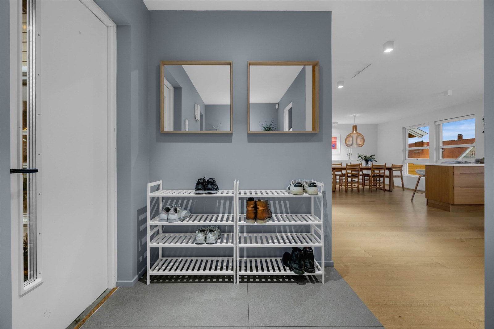 Velkommen inn i boligen! Entréen er romslig og innbydende med rikelig med oppbevaringsplass for sko, klær og barnevogn Galleribilde