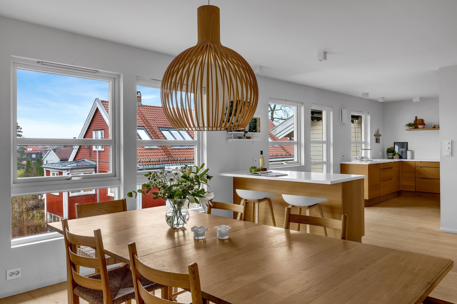 Eik er gjennomgående brukt som et bevisst og stilfullt materiale i boligen, og bidrar til et helhetlig og tidløst uttrykk. Galleribilde