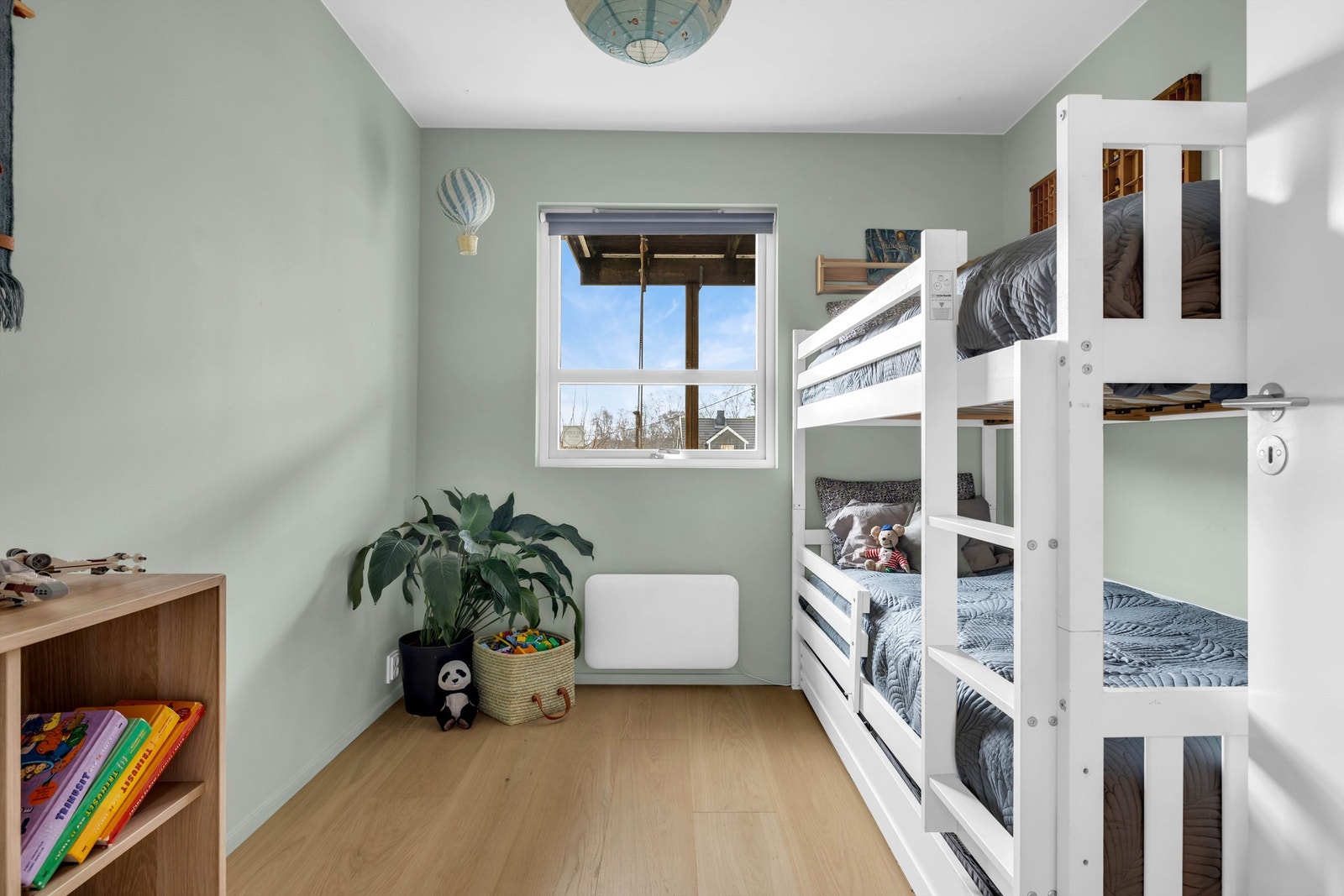 Etasjen byr også på ytterligere to soverom av god størrelse, ypperlige som barnerom, gjesterom eller kontor - den perfekte løsningen for familien Galleribilde