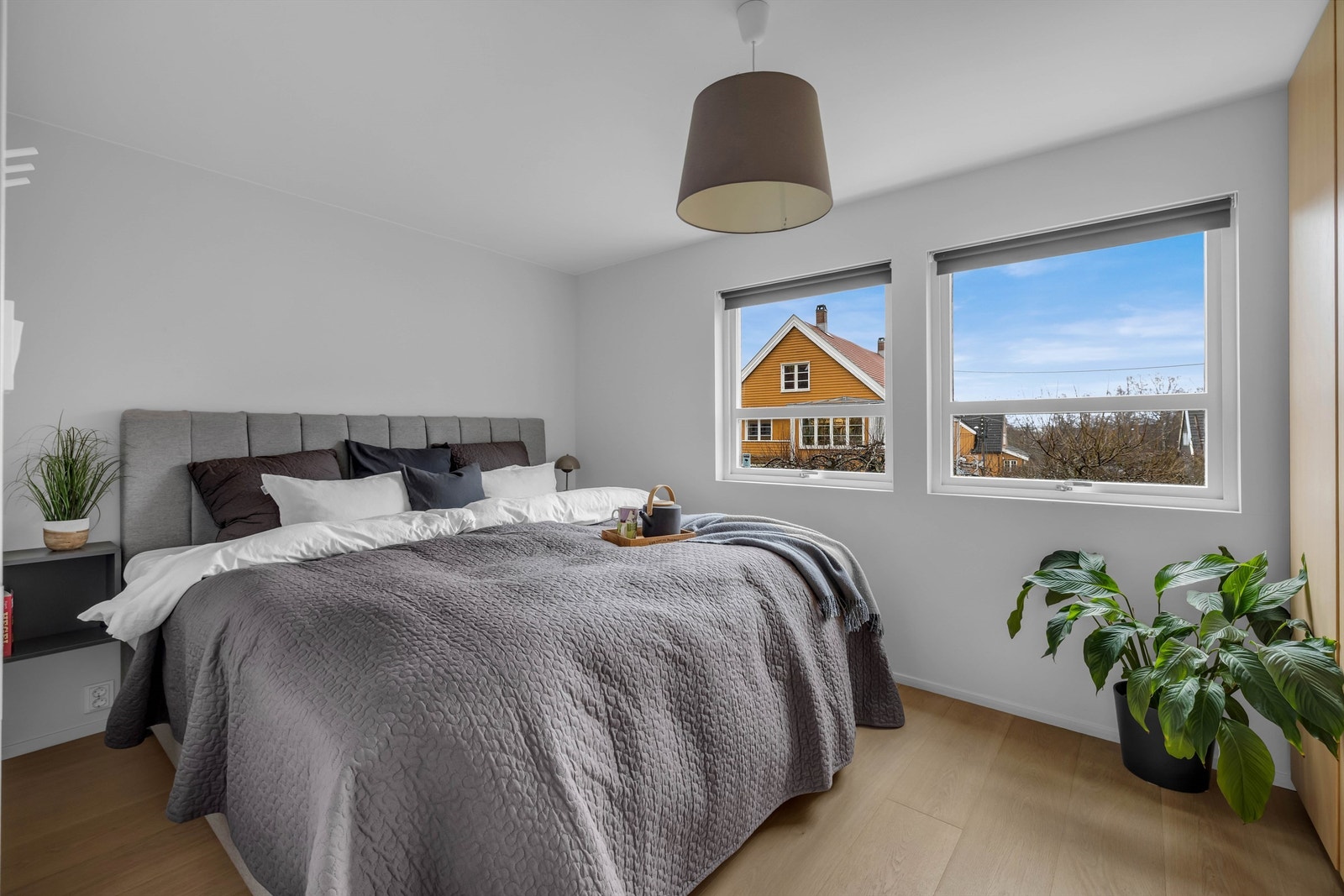 Hovedsoverommet er romslig med god plass til både dobbeltseng med tilhørende nattbord Galleribilde