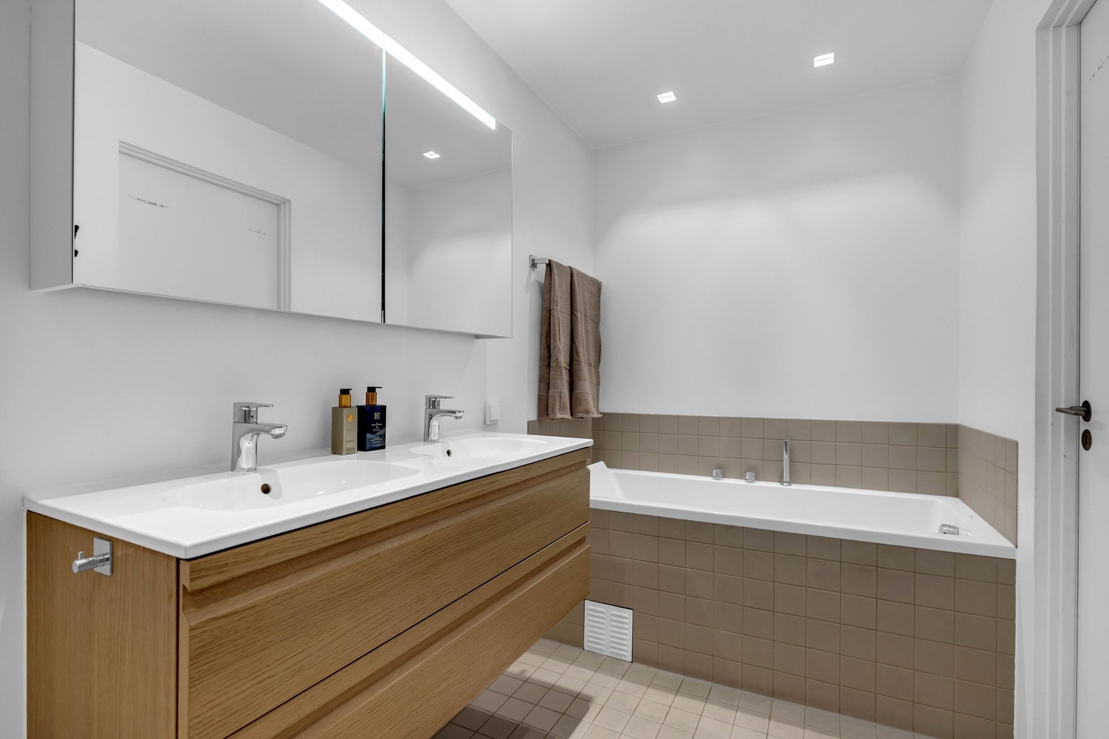 Delikat innredet baderom av god størrelse, fagmessig renovert i 2017 Galleribilde