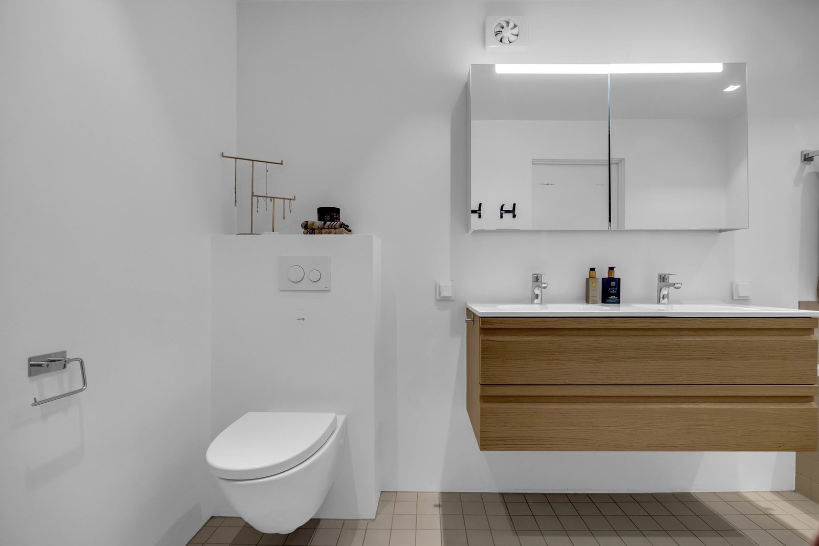 Det er elektrisk styrt vifte på badet Galleribilde