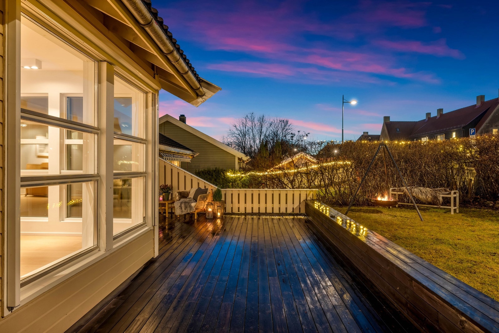 I hagen er det sol fra tidlig morgen da en ser horisonten i øst og til ca. kl 2130 sommerstid og 1630 midtvinters Galleribilde