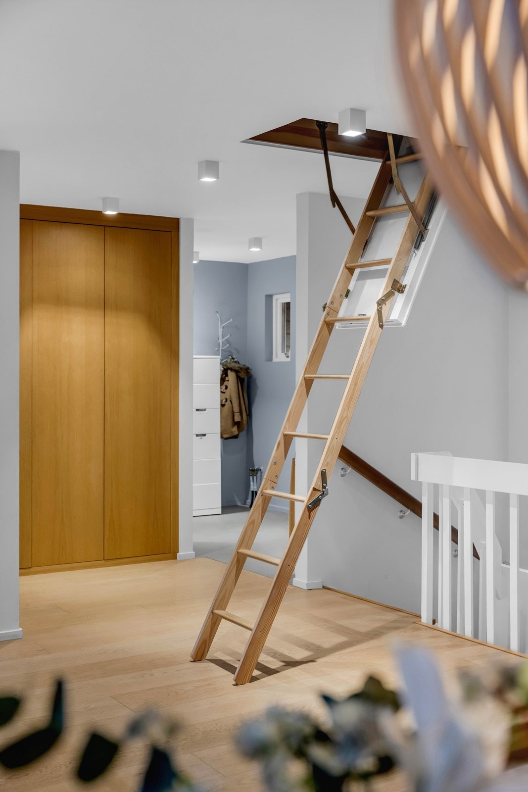Stigetrapp opp til loftet med gode lagringsmuligheter Galleribilde
