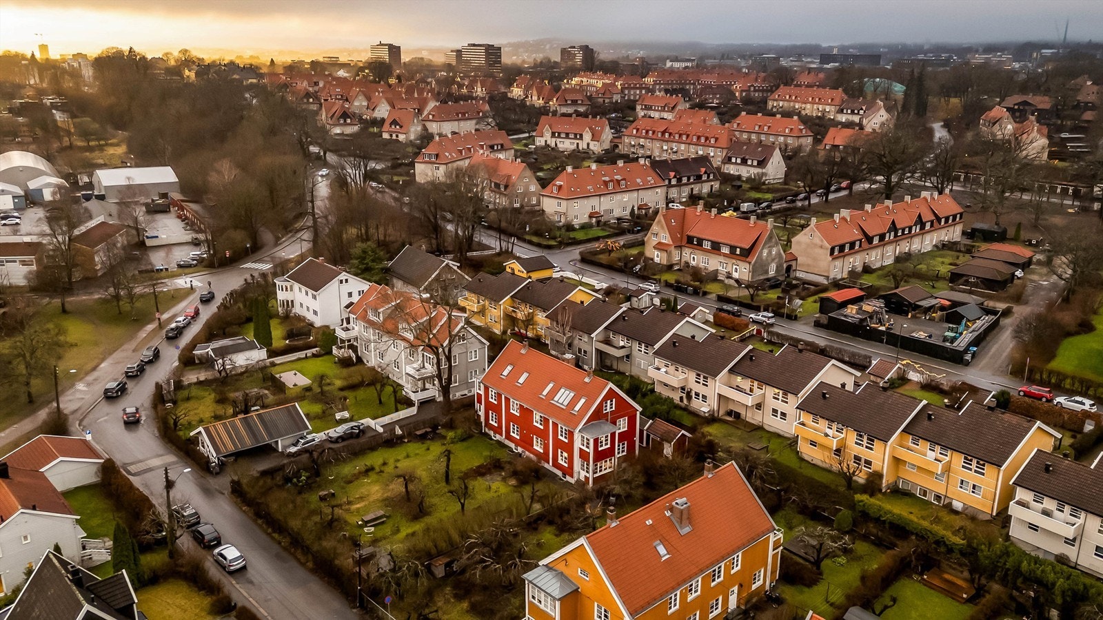 Attraktiv beliggenhet i et rolig og barnevennlig område mellom Damplassen og Tåsen hageby med nærhet til skoler, 2 minutters gange til barnehage, kort vei til kollektivtransport og flotte turmuligheter Galleribilde