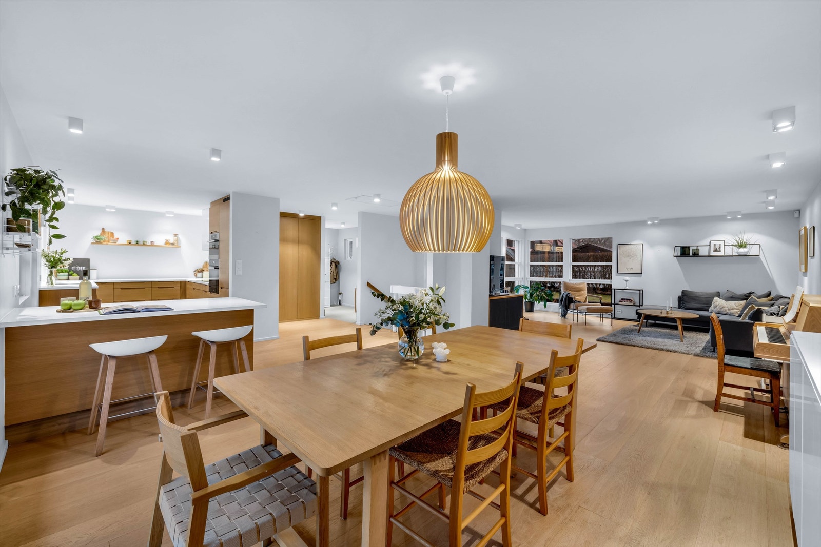 Det store, åpne oppholdsrommet danner boligens naturlige samlingspunkt og byr på en sjeldent flott kombinasjon av kjøkken, spisestue og stue i en harmonisk helhet Galleribilde