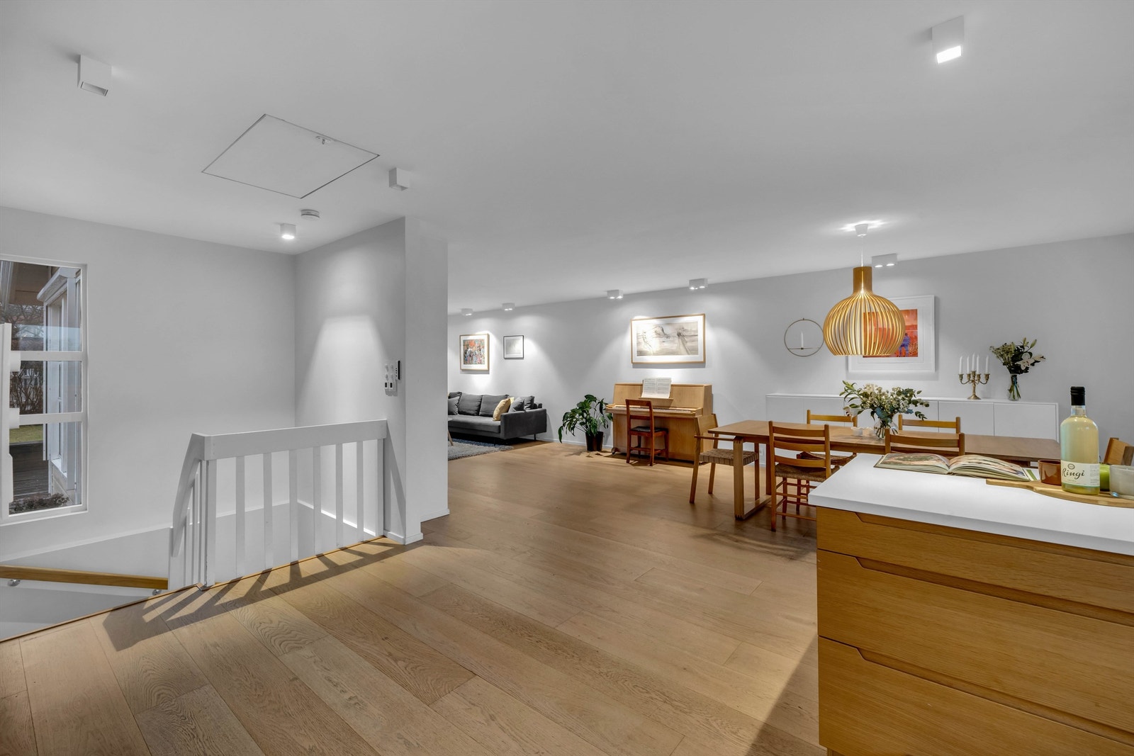 Eik er gjennomgående brukt som et bevisst og stilfullt materiale i boligen, og bidrar til et helhetlig og tidløst uttrykk. Galleribilde