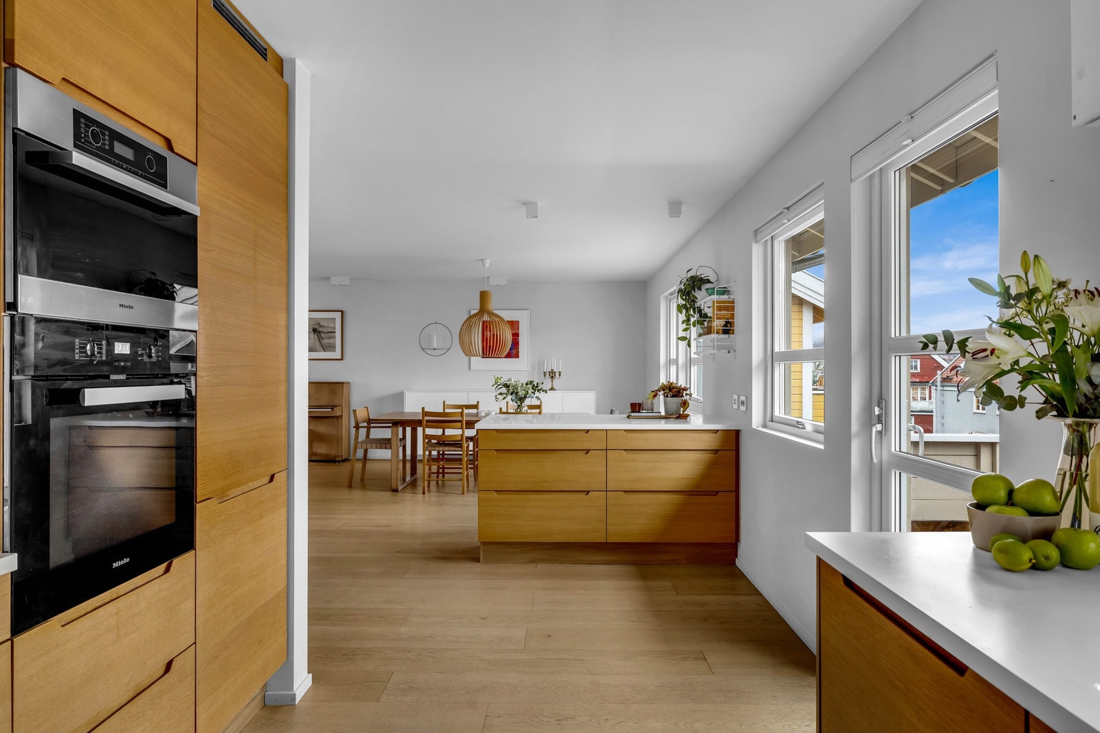 Det er integrerte hvitevarer som platetopp, stekeovn, dampovn, oppvaskmaskin, og kjøleskap med fryser. Galleribilde