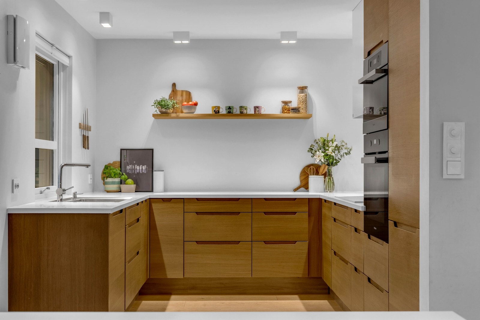 Kjøkkeninnredningen er med slette eike fronter og benkeplate i laminat. Nedfelt vask av stål. Galleribilde