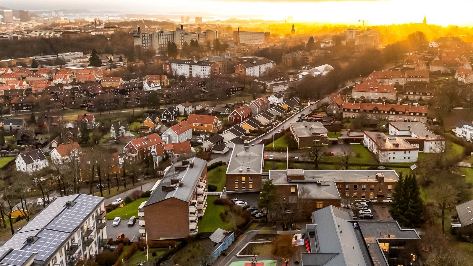 Her får du en sjelden kombinasjon av tilbaketrukket beliggenhet og praktisk tilgjengelighet - perfekt for deg som ønsker god plass, trygghet og en enklere hverdag Galleribilde