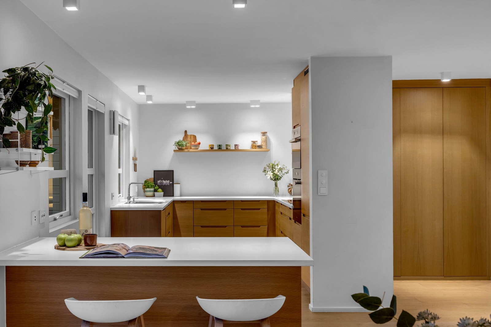 Praktisk kjøkkenøy med spiseplass danner et fint skille mellom kjøkkenet og spisestuen Galleribilde