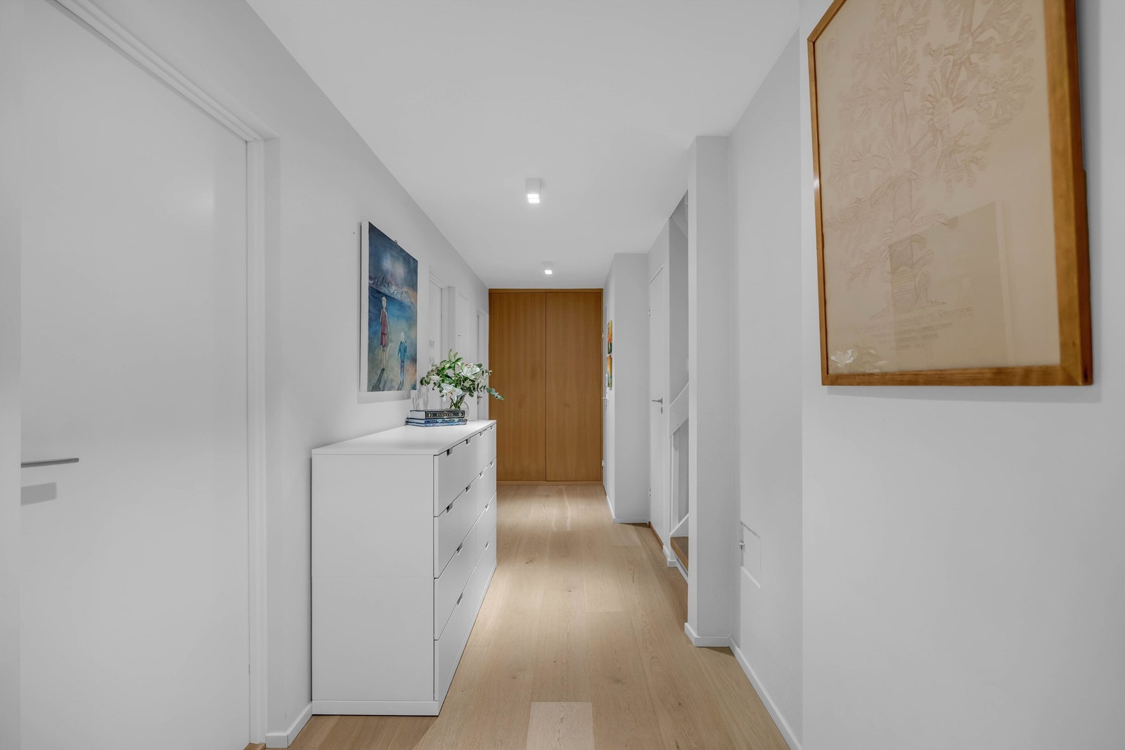 Gangen nede binder alle rommene i underetasjen sammen. Takbelysningen i boligen er fra Delta Light Galleribilde