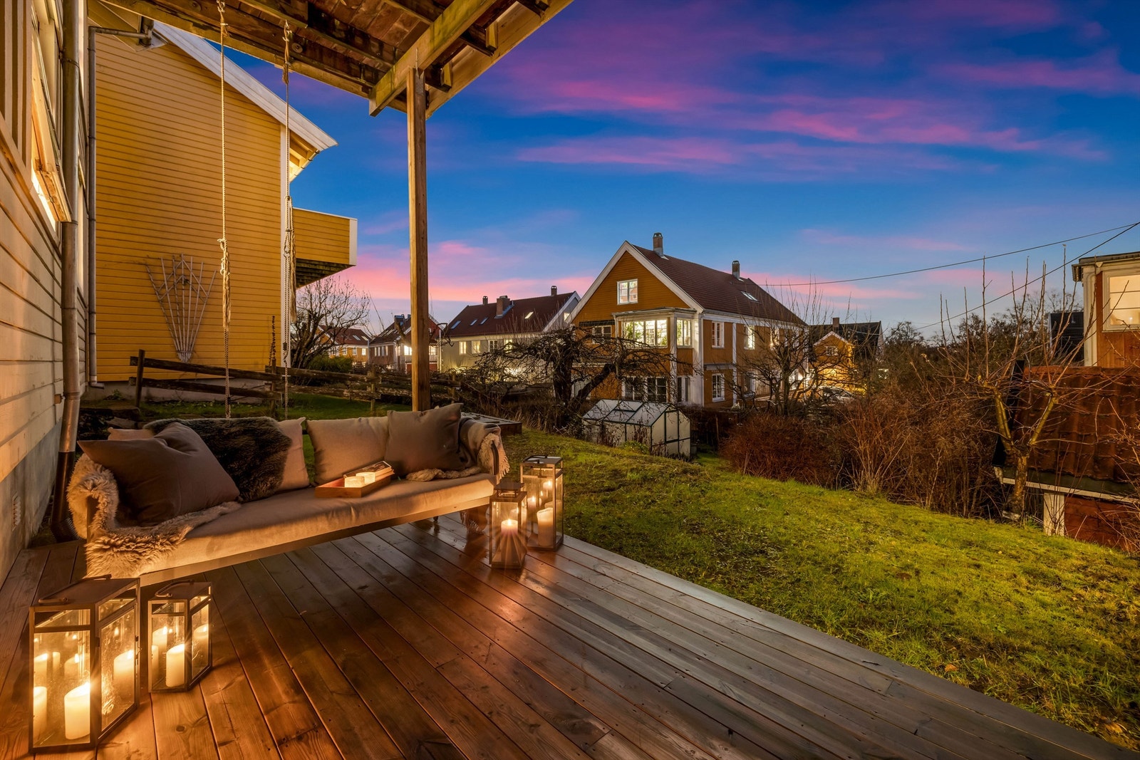 En utvendig trapp i trekonstruksjon gir enkel og naturlig adkomst mellom de to nivåene i hagen, og bidrar til en funksjonell og helhetlig utemiljøløsning. Galleribilde