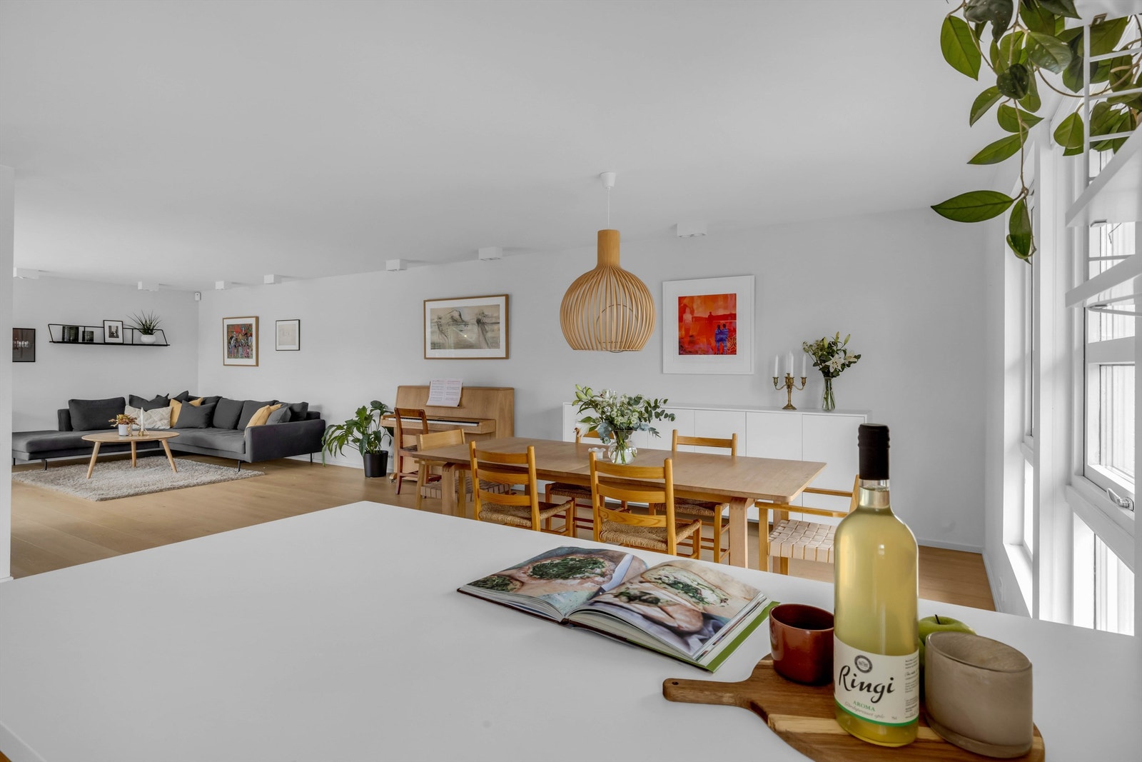 Den tilhørende spiseplassen har rikelig kapasitet til et stort langbord - perfekt når familie og venner samles til middag, feiringer og hyggelige kvelder. Galleribilde