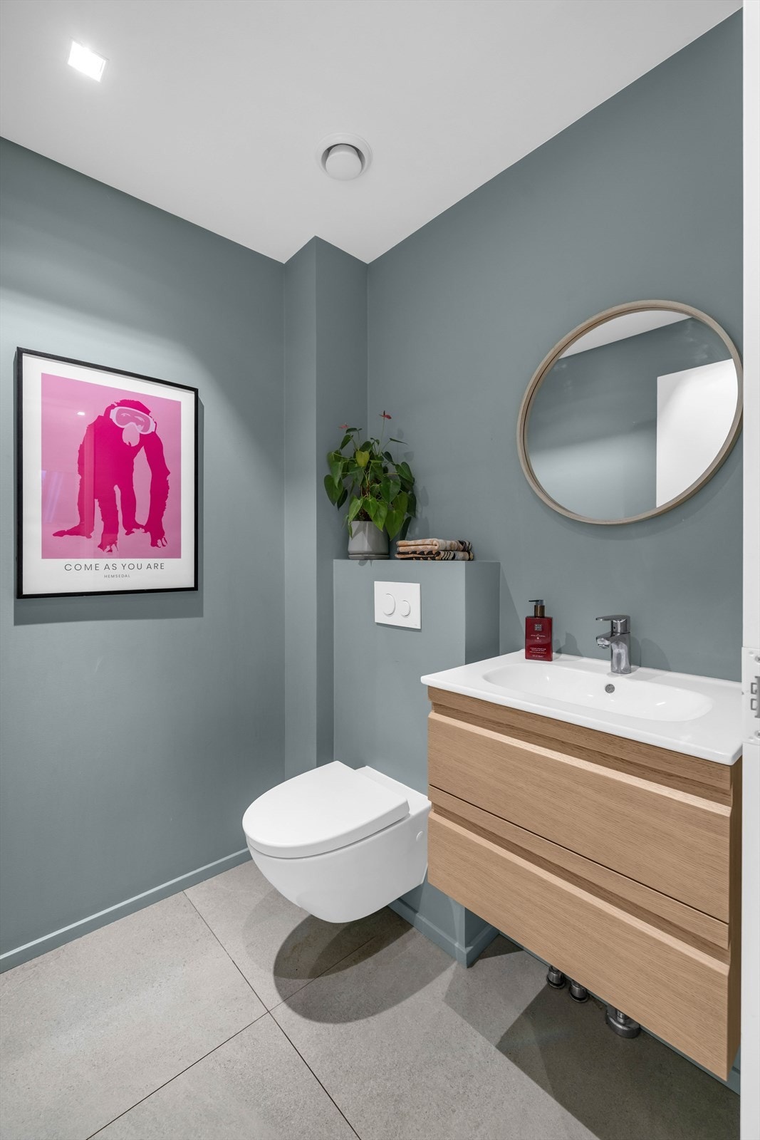 Gjestetoalettet har praktisk plassering i tilknytning til inngangspartiet i 1. etasje. Toalettrommet er innredet med servant med underskap og vegghengt toalett Galleribilde