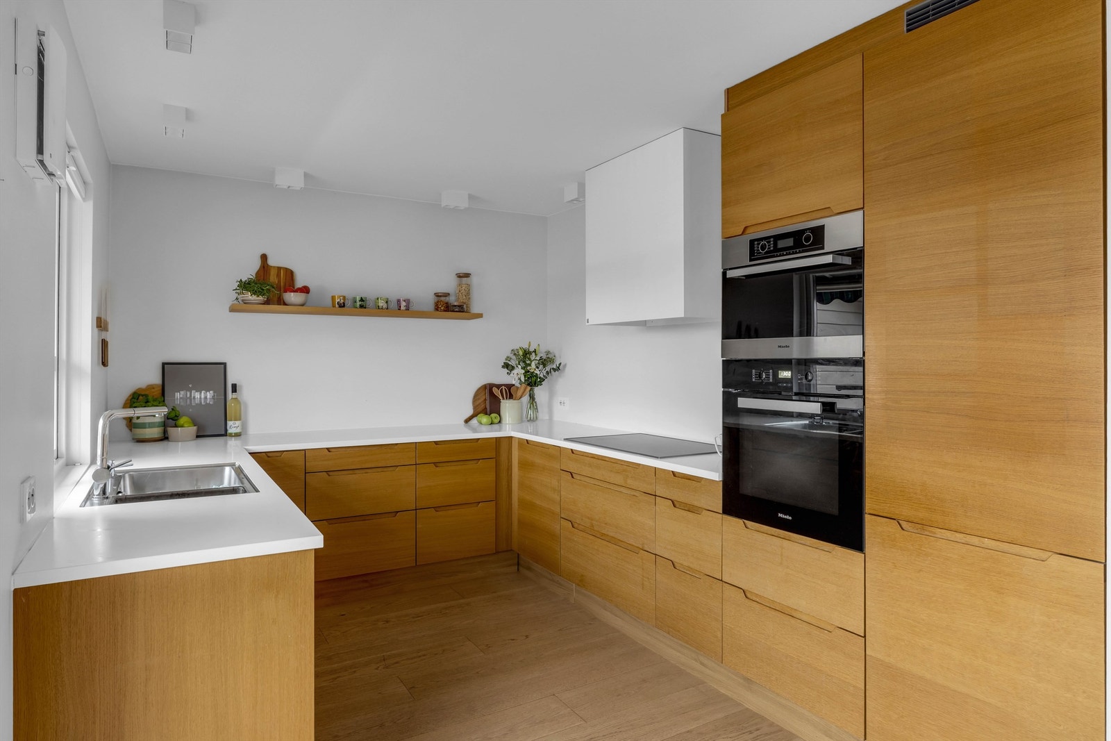 Stilfull HTH Kjøkkeninnredning er fra 2017. Galleribilde