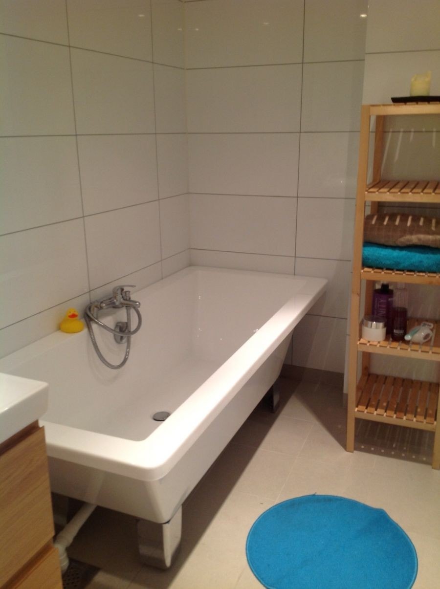 Stort og dypt badekar. Varmtvann inkludert i leien:) Galleribilde