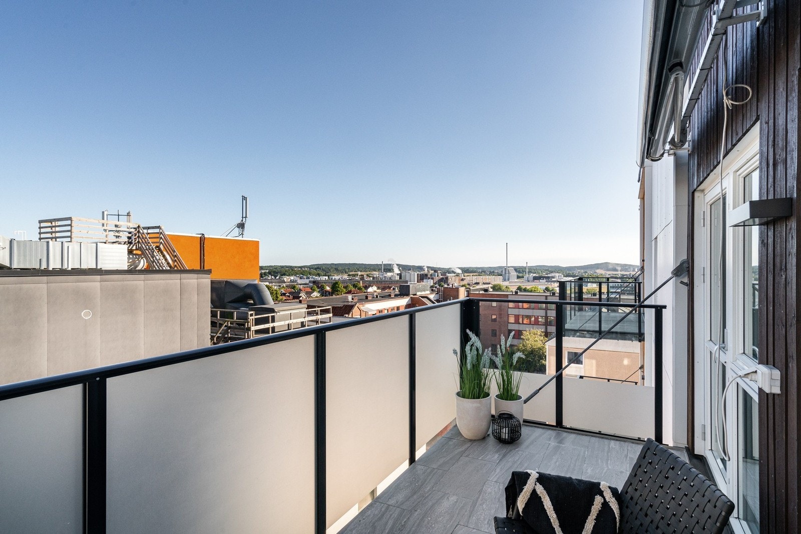 Bilde fra balkong i tilsvarende leilighet i 4 etg. Utleieleilighet i 3 etg. (hentet fra prospekt). Galleribilde