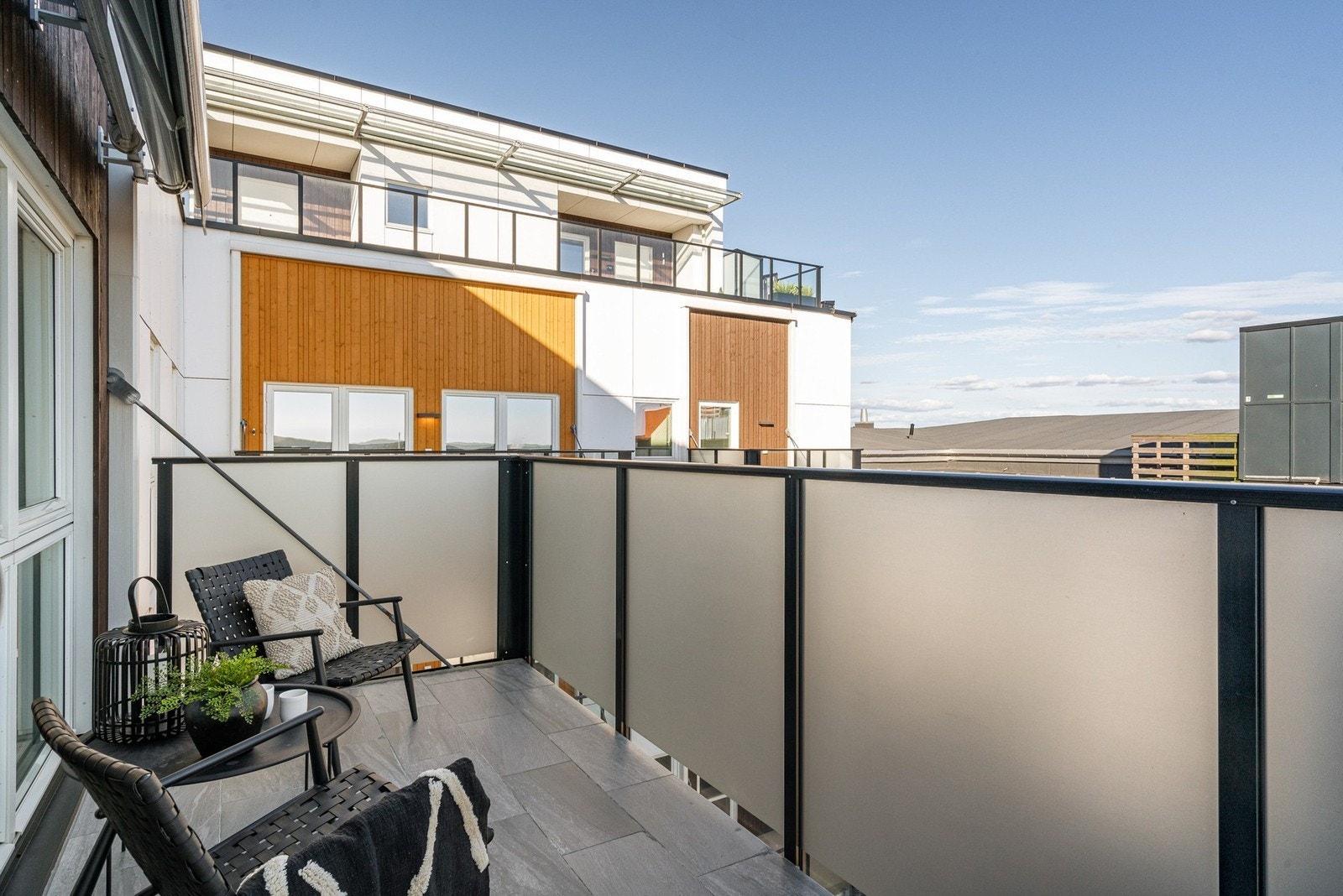 Bilde fra balkong i tilsvarende leilighet i 4 etg. Utleieleilighet i 2 etg. (hentet fra prospekt). Galleribilde