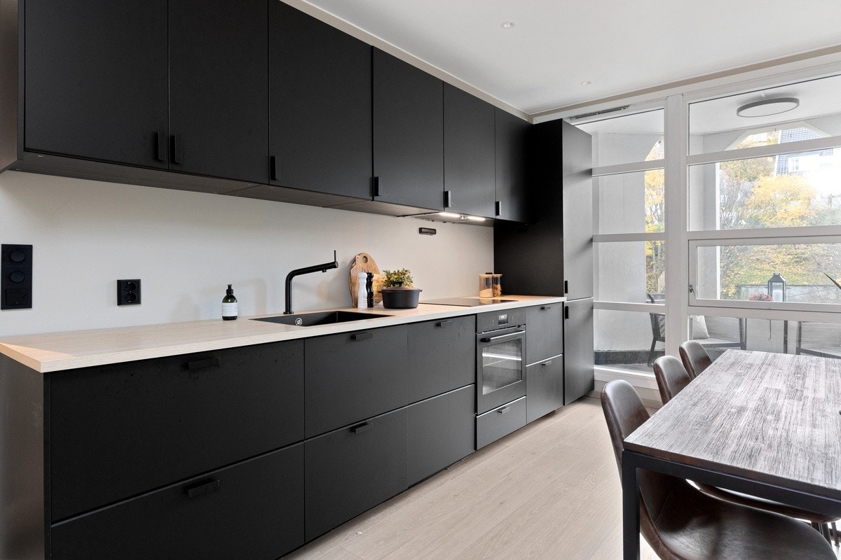 Komplett kjøkken med integrerte hvitevarer og diverse kjøkkenartikler Galleribilde