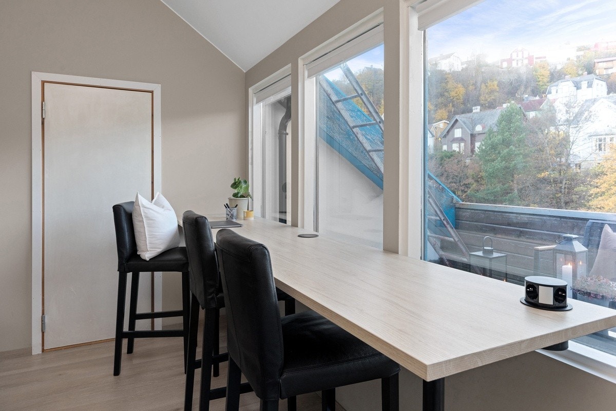 Nydelig studiebenk på loftet med utsikt! Galleribilde
