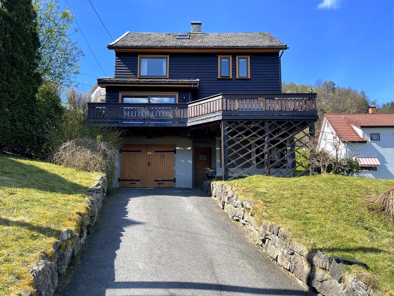 Fasade - plass til flere biler i innkjørselen Galleribilde