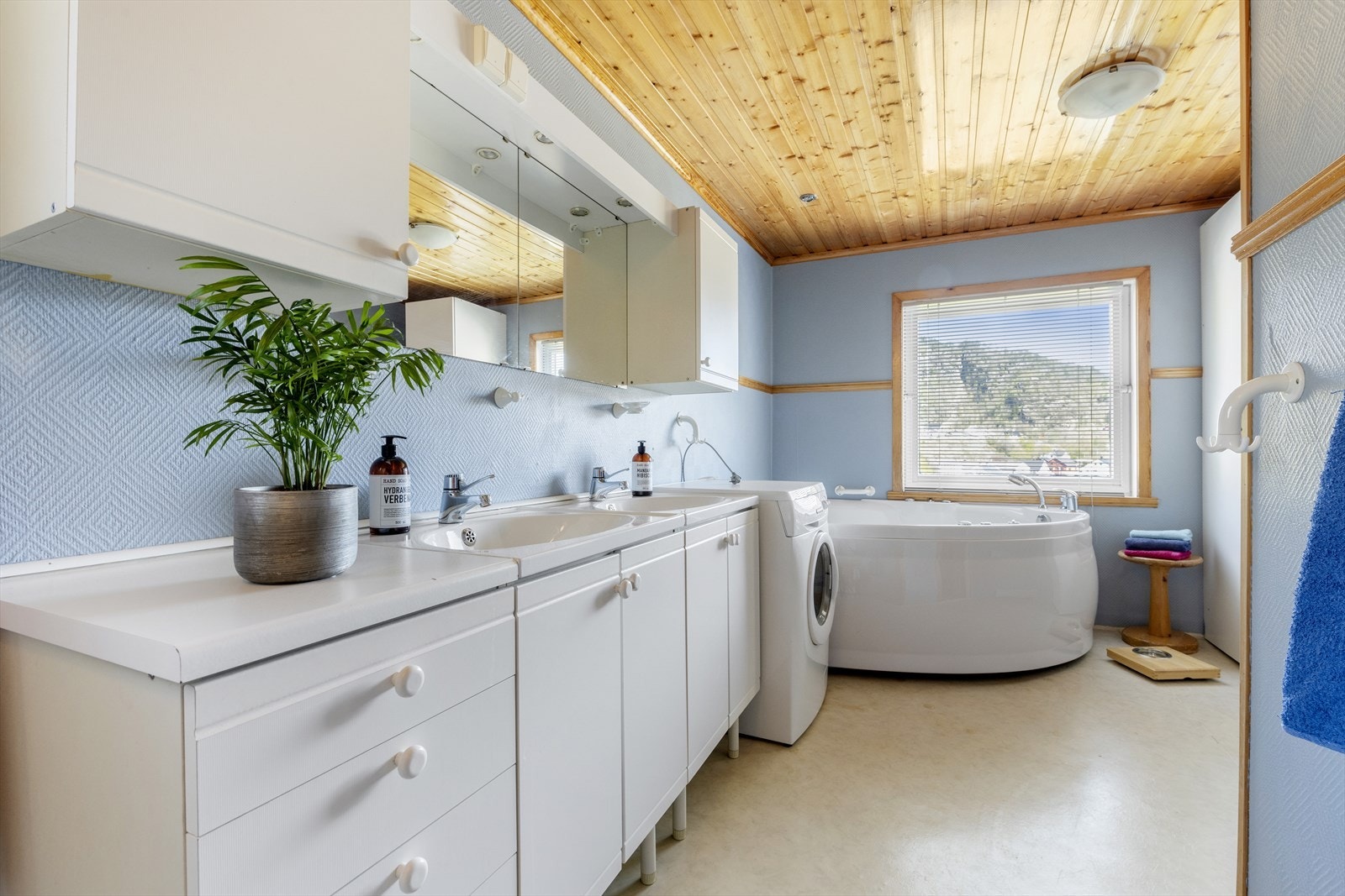 Bad med badekar, dusjkabinett og opplegg vaskemaskin Galleribilde