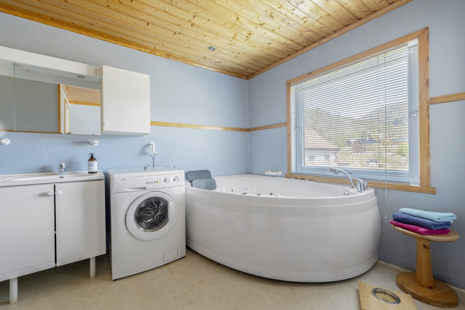 Bad med badekar, dusjkabinett og opplegg vaskemaskin Galleribilde