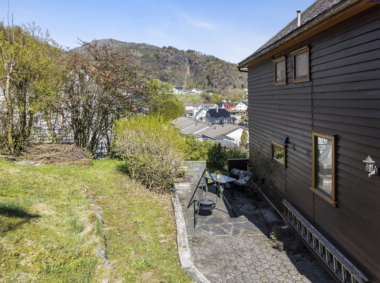 På baksiden har en også plass til sittegruppe - ettermiddag/kveldssol Galleribilde