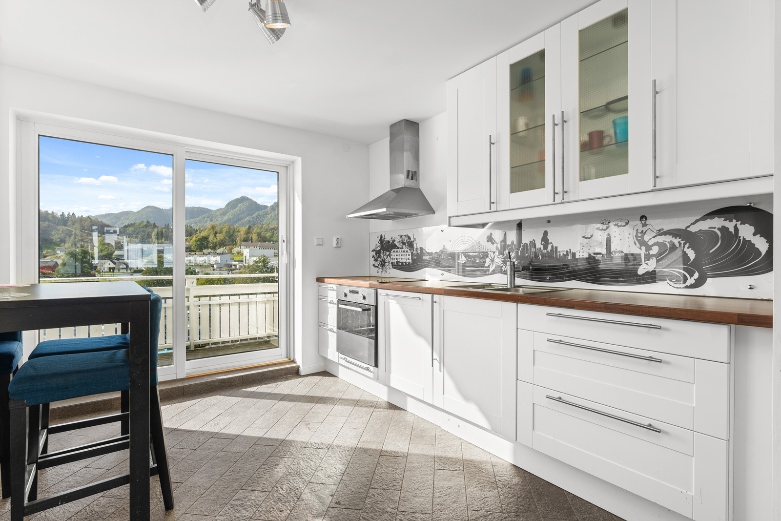 Pent kjøkken med spiseplass. Galleribilde