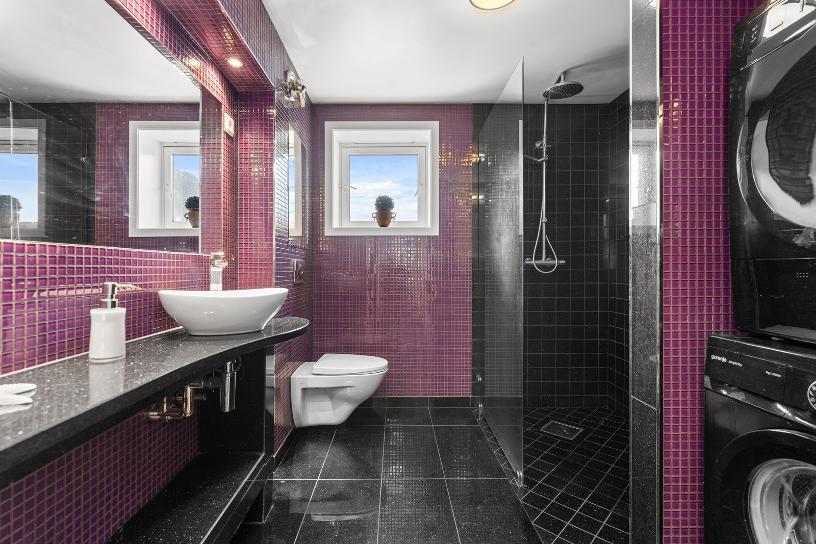 Flislagt bad/ wc med opplegg for vaskemaskin og tørketrommel. Galleribilde