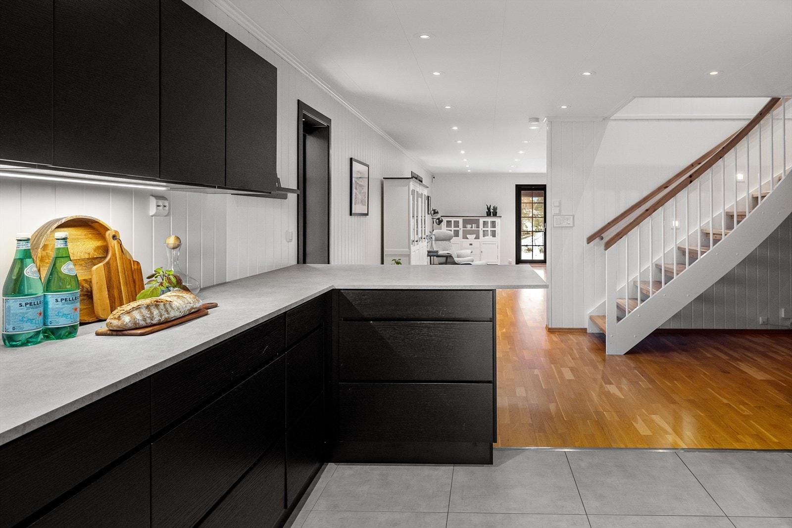 I boligen er det rikelig med LED-spotter som kan dempes og som er innstilt på ulike soner. Galleribilde