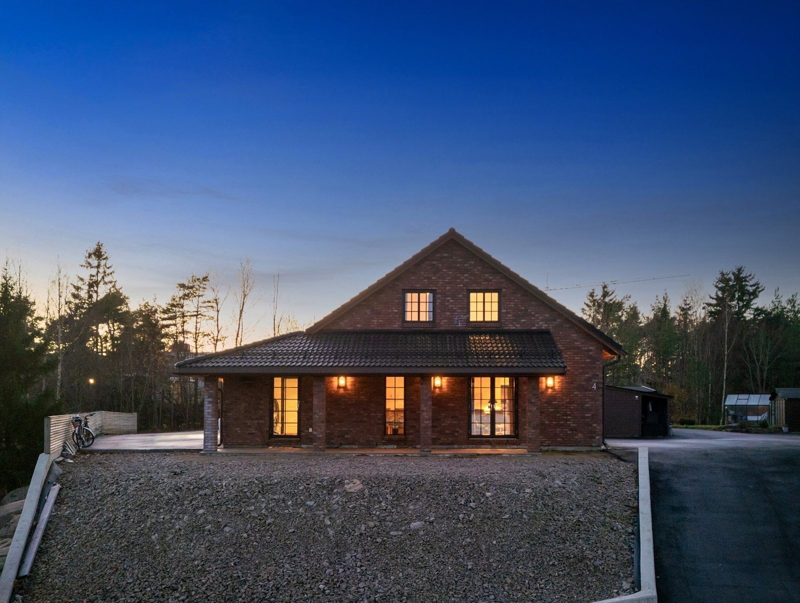 Innkjørselen fra Strandbuen deles med naboen i nr. 6. Galleribilde