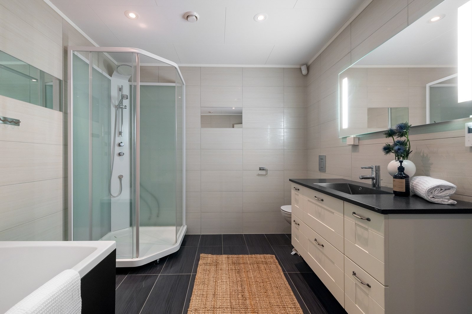 Hovedbadet er innredet med servant, toalett, badekar og dusjkabinett. Galleribilde