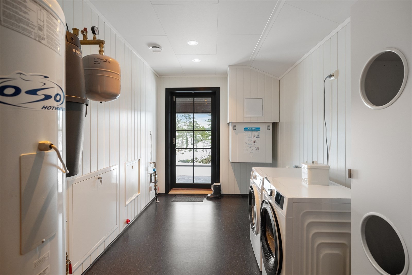 Direkte inngang til vaskerommet er en ideell løsning for barnefamilier - ta barna inn bakveien etter utelek, og håndter våte parkdresser og skittentøy på en enkel og praktisk måte. Galleribilde