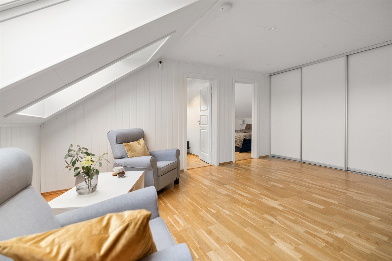 Stuen fungerer som et allsidig oppholdsrom og gir enkel passasje mellom soverommene. Galleribilde