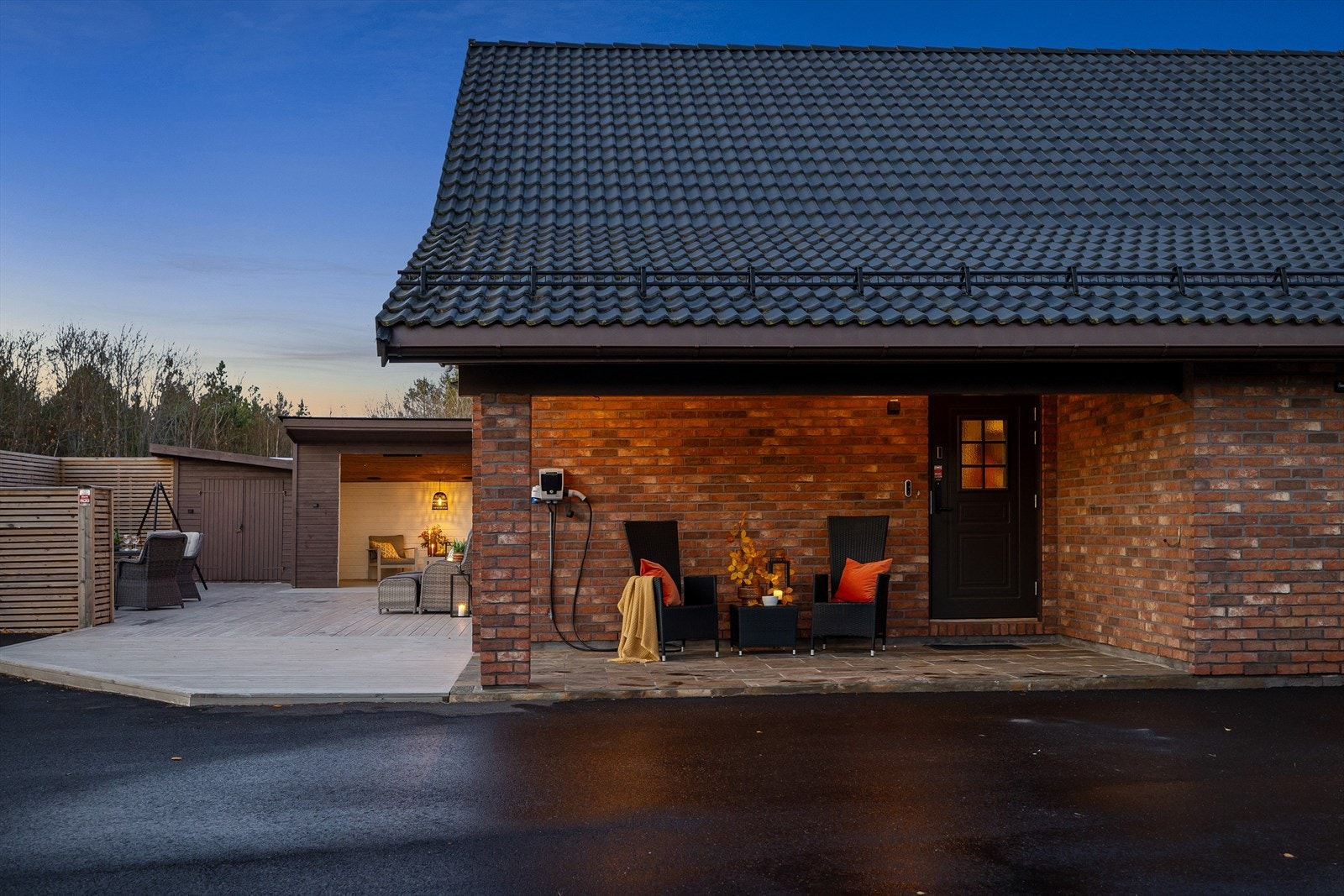 Med en romslig asfaltert gårdsplass og innkjørsel, er det lagt til rette for enkel parkering og praktisk adkomst til eiendommen. Galleribilde