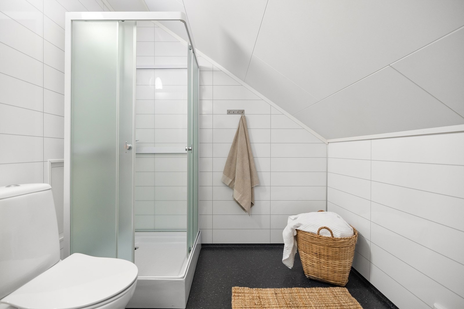 Videre er det innredet med servant med underskap, toalett og dusjkabinett. Galleribilde