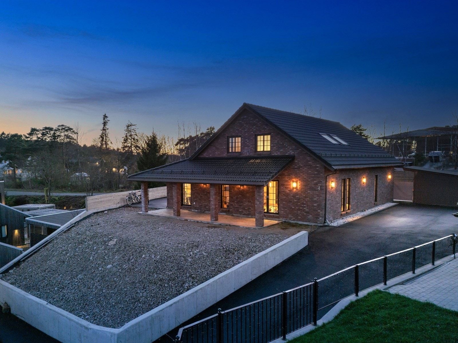 Tomten er tilnærmet vedlikeholdsfri, det er kun terrassen som man må behandle ved behov. Gjenstående utendørs arbeid er skråningen som er vendt mot øst som i dag er dekket med pukkstein. Galleribilde