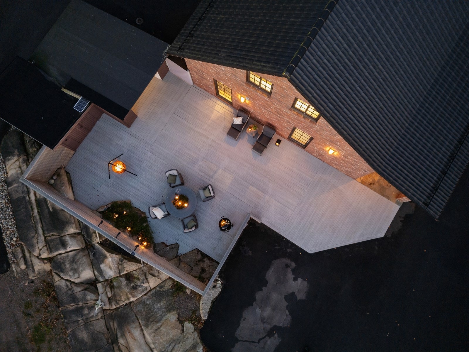 Boligen ligger på en solrik og innbydende tomt som gir en fantastisk mulighet for avslappende dager utendørs. Galleribilde