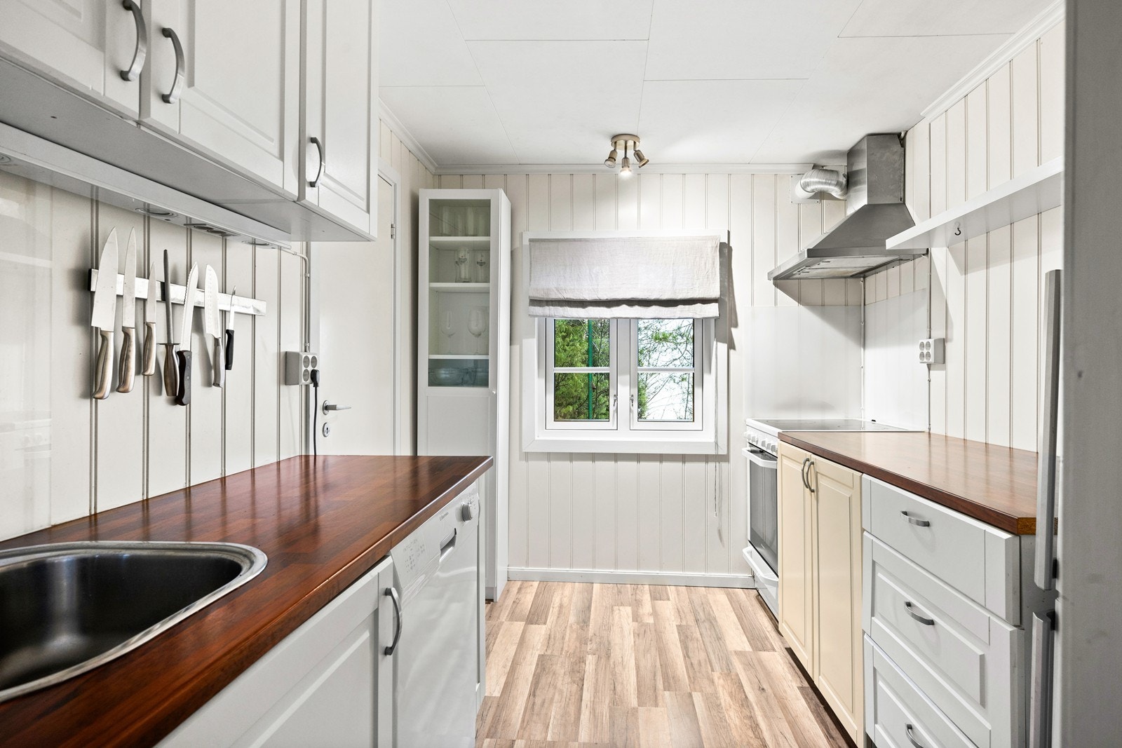 Kjøkkenet har innredning med profilerte fronter og benkeplate av laminat. Galleribilde